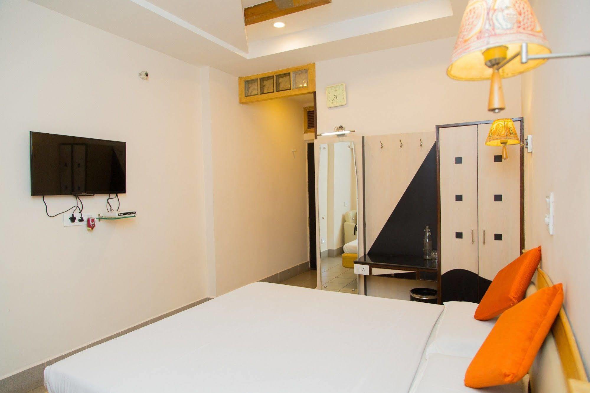 แฟ็บโฮเต็ล คินเนรา คอมฟอร์ต Hotel วิสาขปัตนัม ภายนอก รูปภาพ