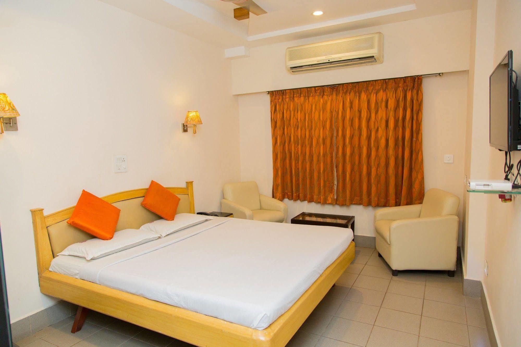 แฟ็บโฮเต็ล คินเนรา คอมฟอร์ต Hotel วิสาขปัตนัม ภายนอก รูปภาพ