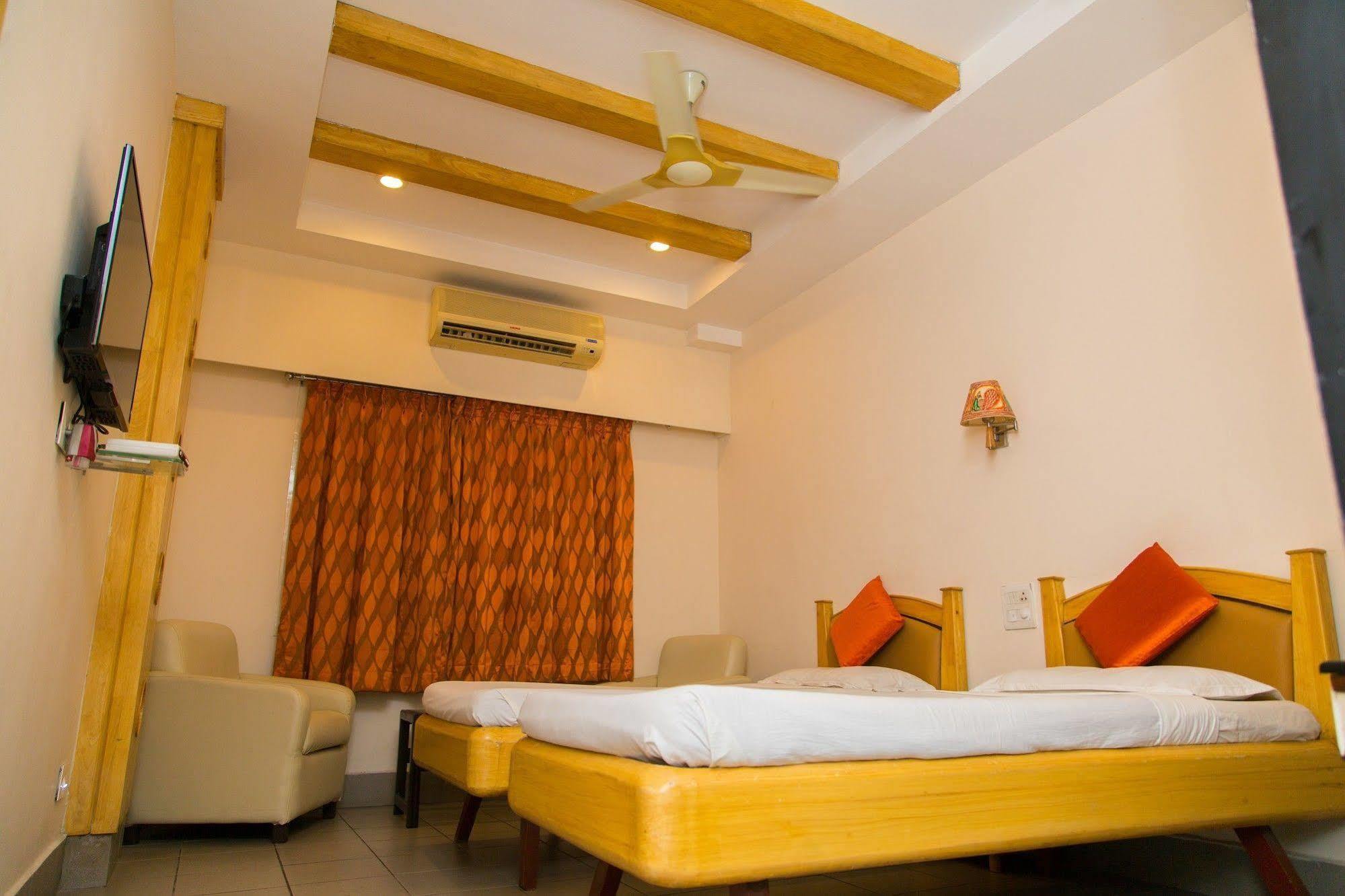 แฟ็บโฮเต็ล คินเนรา คอมฟอร์ต Hotel วิสาขปัตนัม ภายนอก รูปภาพ