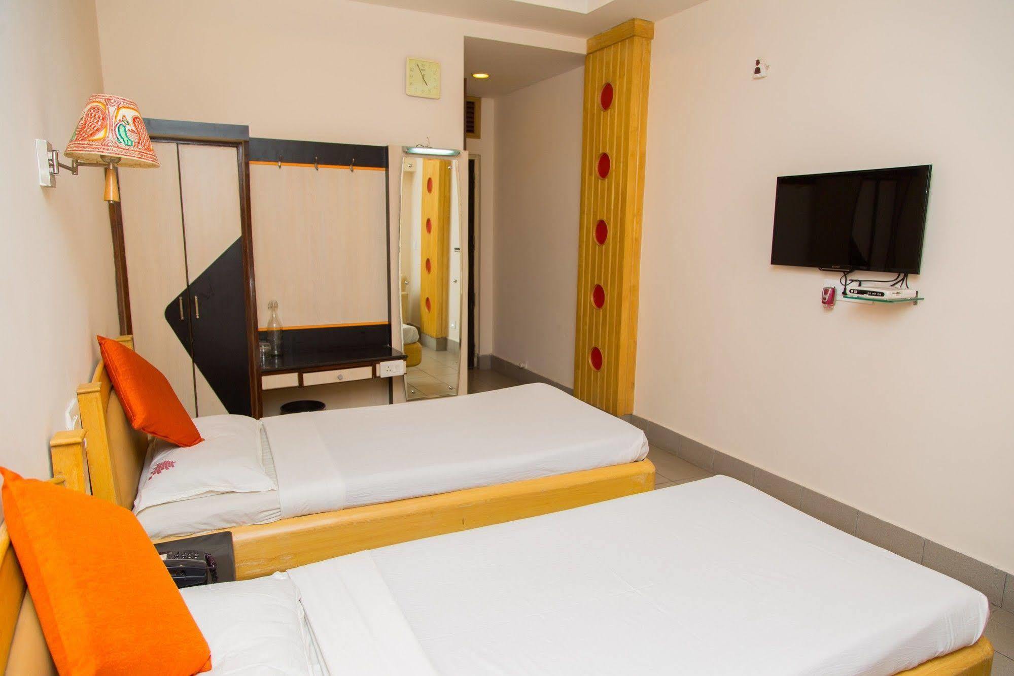 แฟ็บโฮเต็ล คินเนรา คอมฟอร์ต Hotel วิสาขปัตนัม ภายนอก รูปภาพ