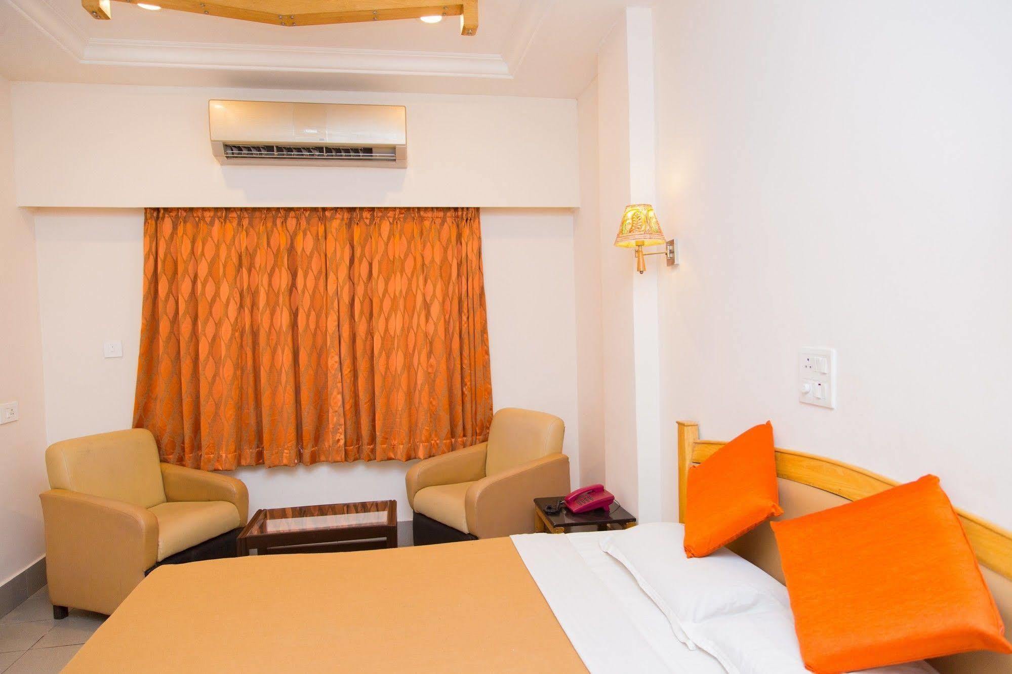 แฟ็บโฮเต็ล คินเนรา คอมฟอร์ต Hotel วิสาขปัตนัม ภายนอก รูปภาพ