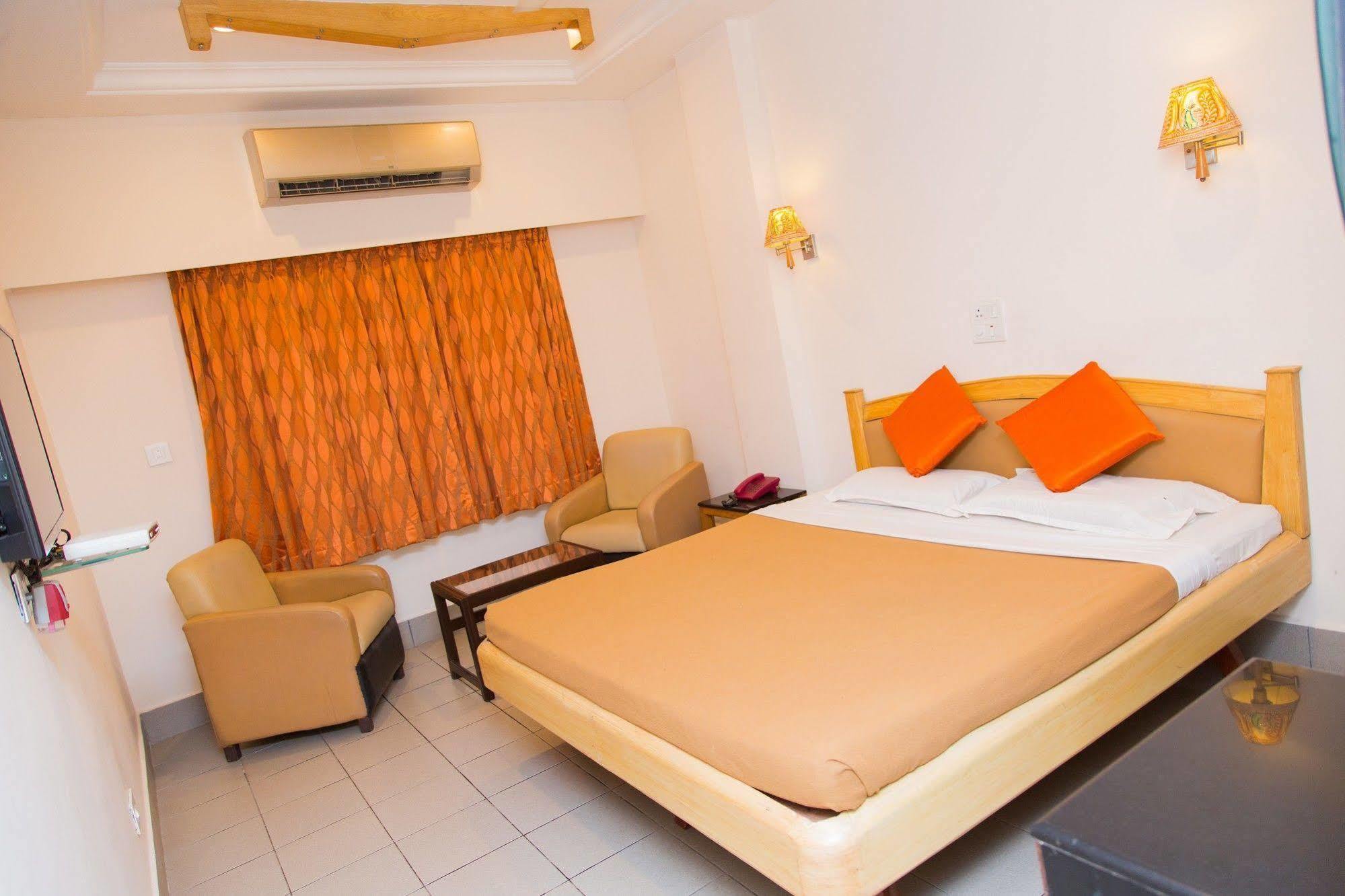 แฟ็บโฮเต็ล คินเนรา คอมฟอร์ต Hotel วิสาขปัตนัม ภายนอก รูปภาพ
